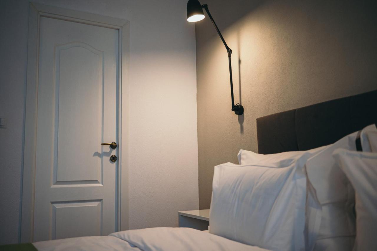 Nest Guesthouse Drobeta Turnu Severin Exteriör bild