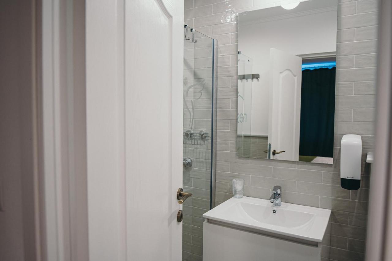 Nest Guesthouse Drobeta Turnu Severin Exteriör bild